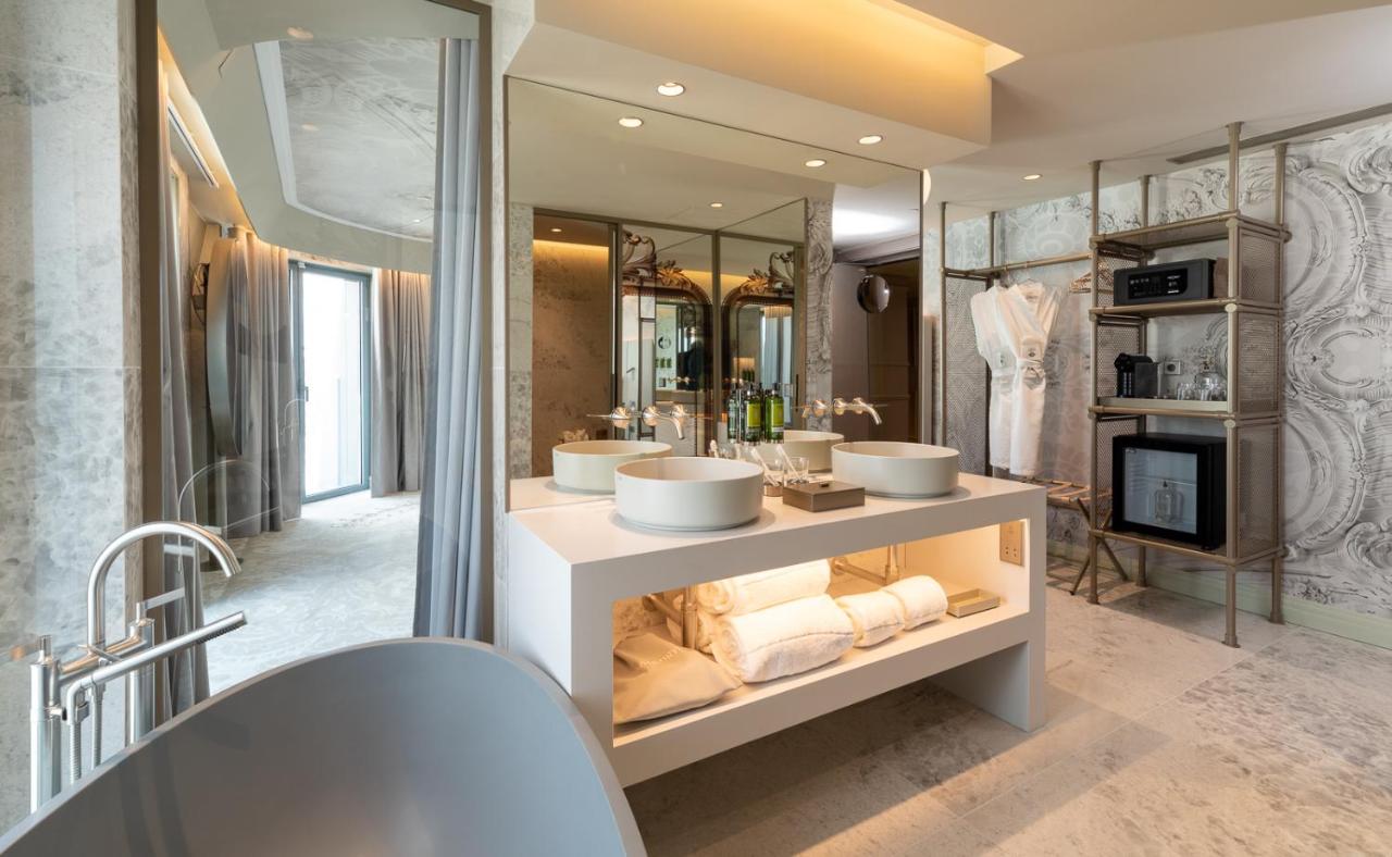 een badkamer met twee wastafels en een grote spiegel bij Dos Reis by The Beautique Hotels in Lissabon