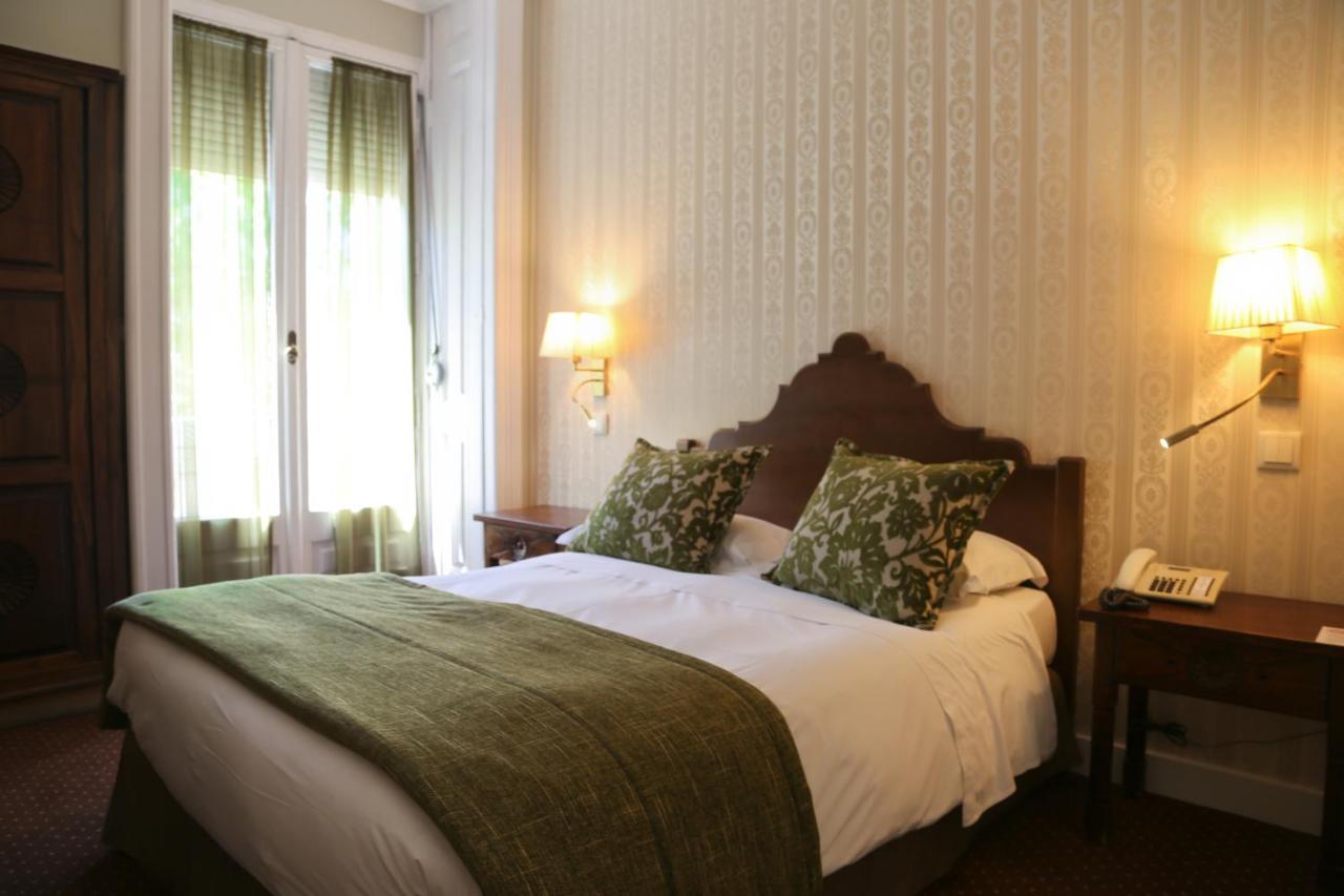 een hotelkamer met een bed en een raam bij Hotel Dom Sancho I in Lissabon
