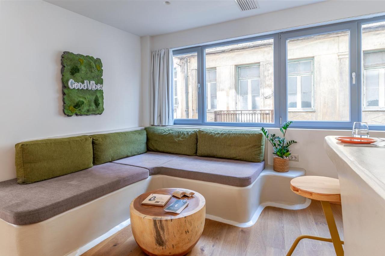een woonkamer met een bank en een tafel bij LOFUS Bio-Suites in Athene