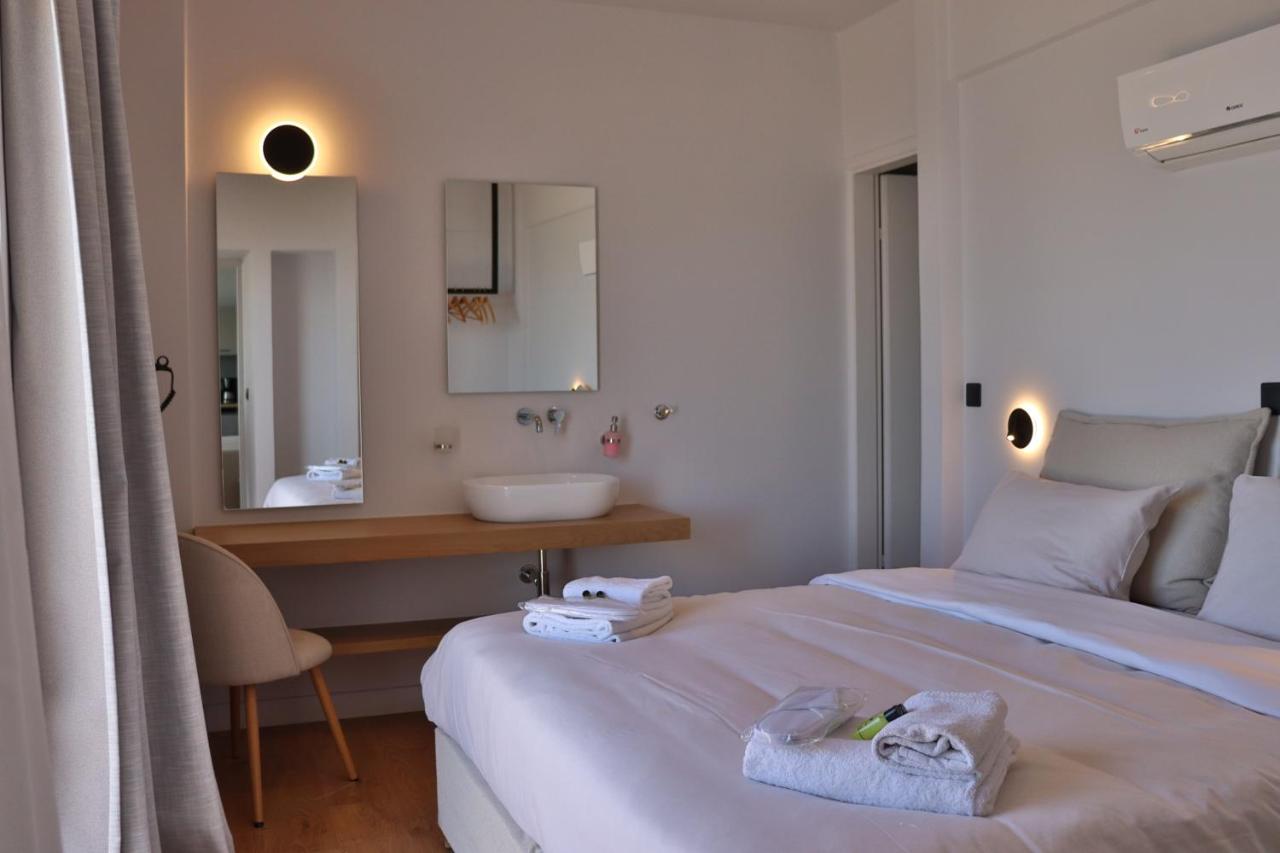 een hotelkamer met twee bedden en een wastafel bij 9 Muses Apartments in Agios Nikolaos