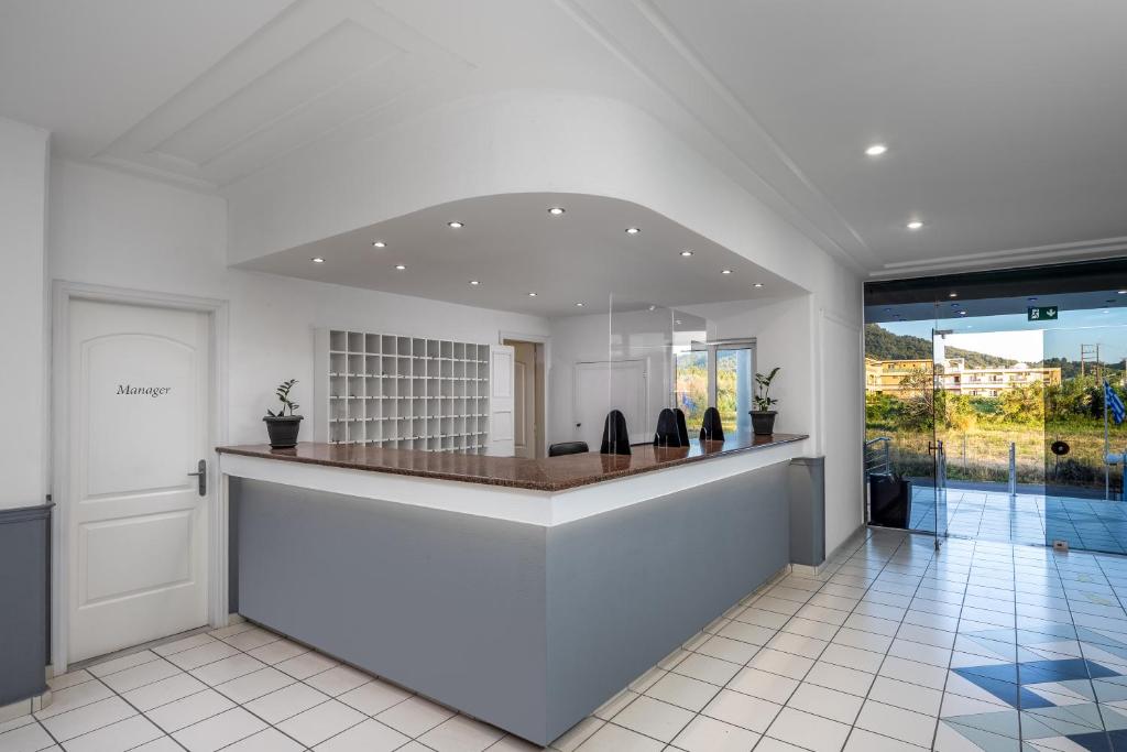 Bayside Hotel Katsaras image 2