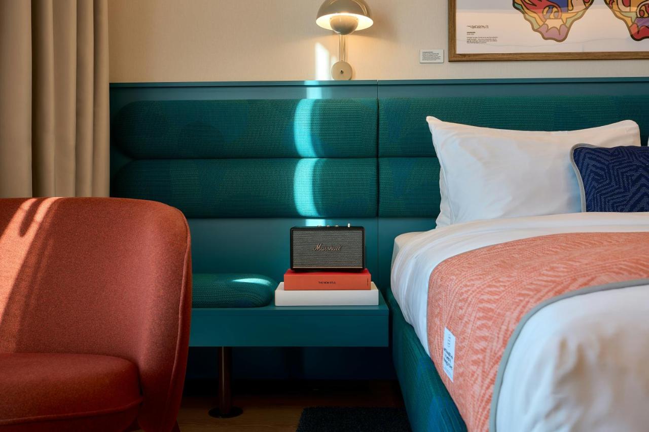 een hotelkamer met een bed en een laptop op een bureau bij The Social Hub Barcelona Poblenou in Barcelona