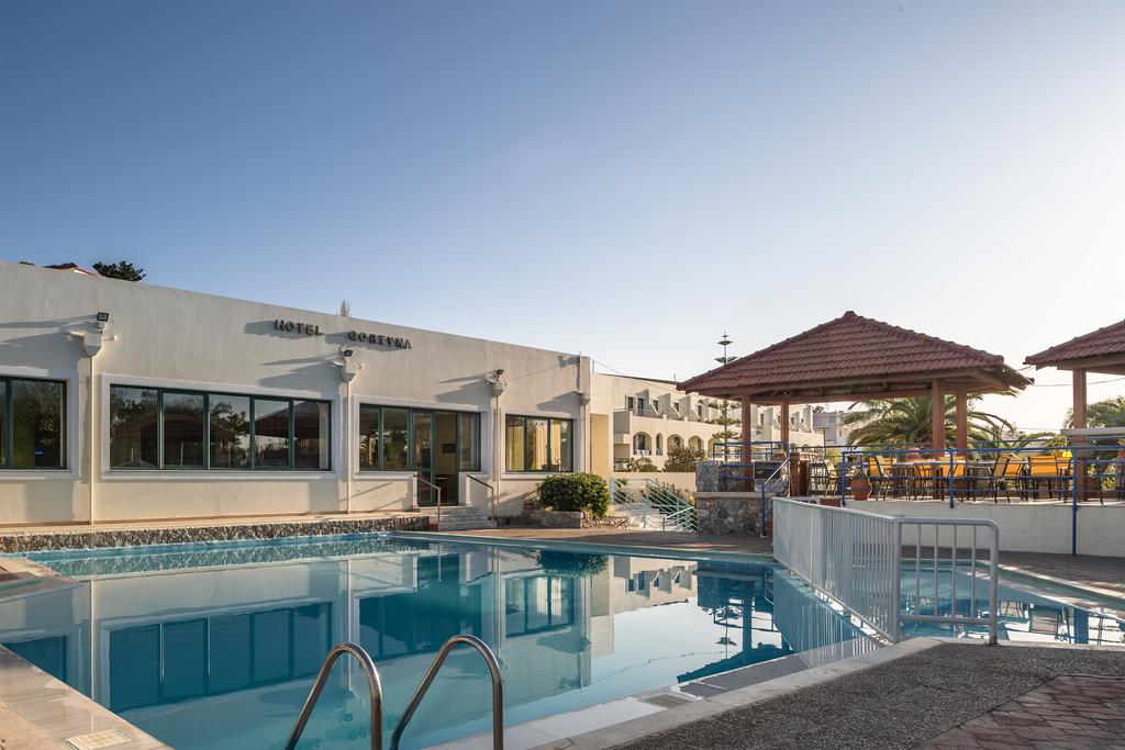 Buitenzwembad met ligbedden — Azul Eco Hotel