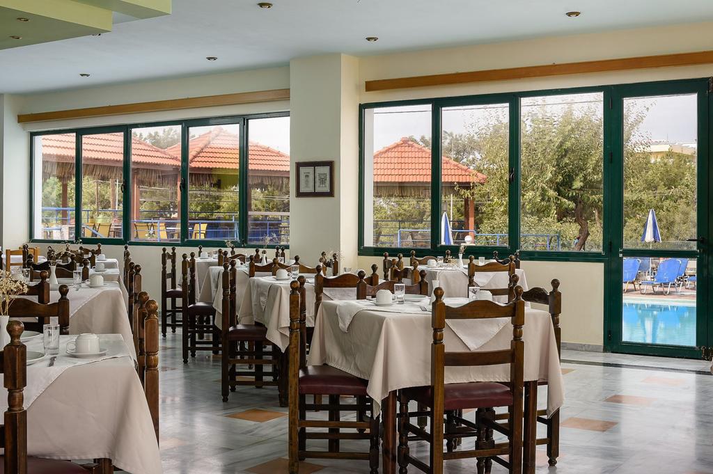 Restaurant met gedekte tafels — Azul Eco Hotel