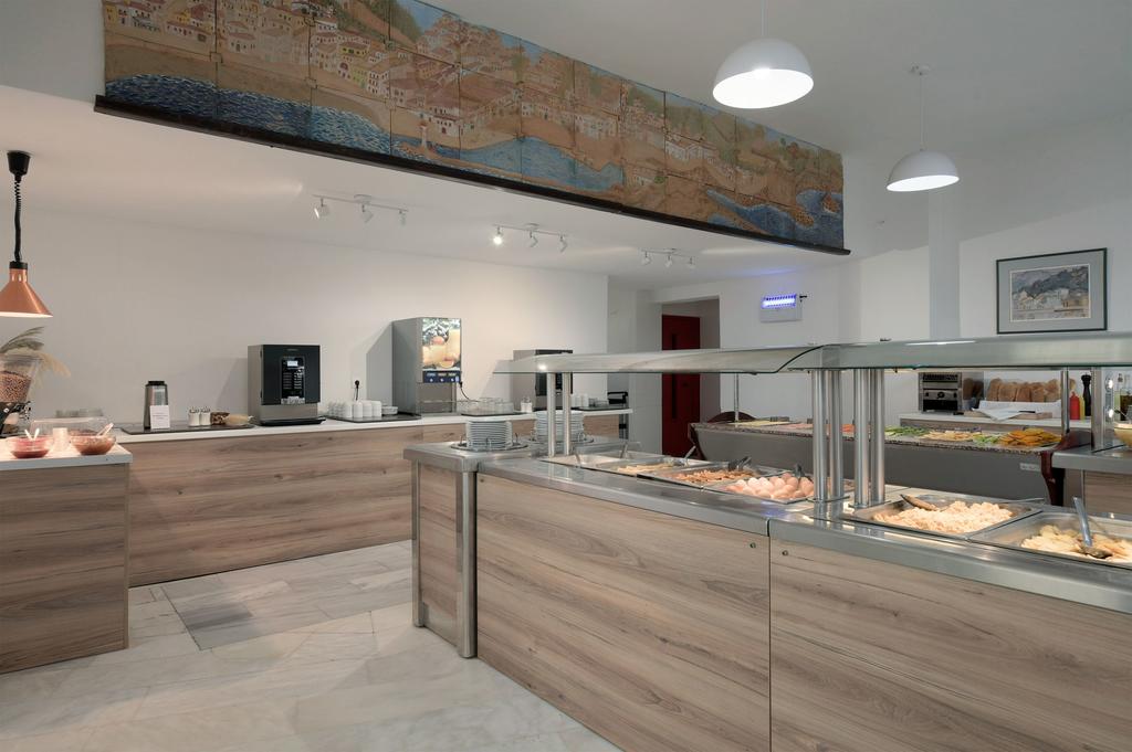 Bar met drankenselectie — Azul Eco Hotel