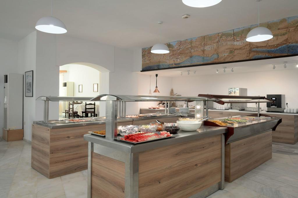 Restaurant met gedekte tafels — Azul Eco Hotel
