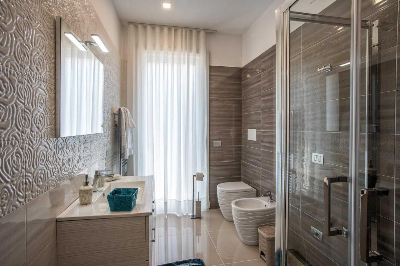 een badkamer met een toilet, een wastafel en een douche bij Charme en Bleu in Castellammare di Stabia