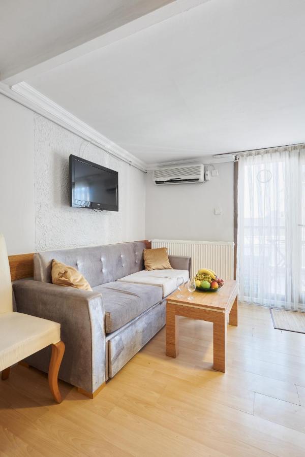 een woonkamer met een bank en een tafel bij Central Suites Taksim in Istanbul