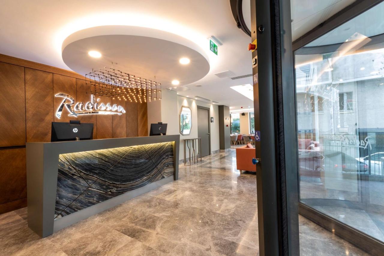 een restaurantlobby met een open haard bij Radisson Hotel Istanbul Harbiye in Istanbul +96 foto's