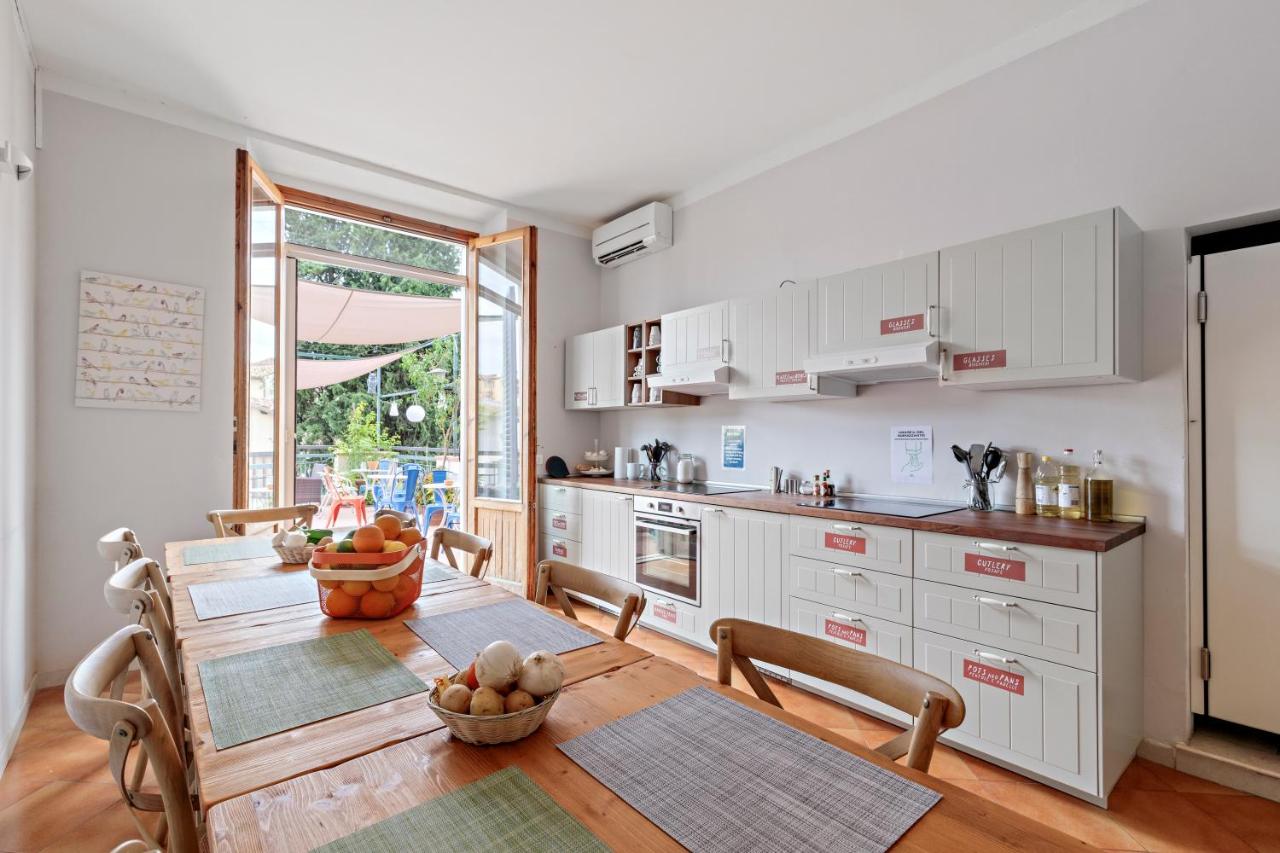 een keuken met een houten tafel en een eetkamer bij Ostello Bello Firenze in Florence