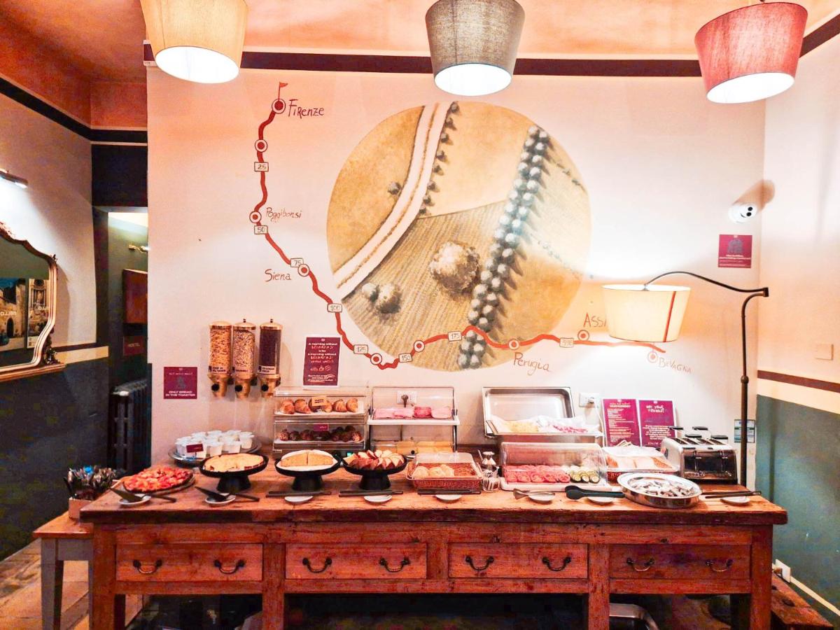 een uitstalling van voedsel op een tafel in een winkel bij Ostello Bello Firenze in Florence