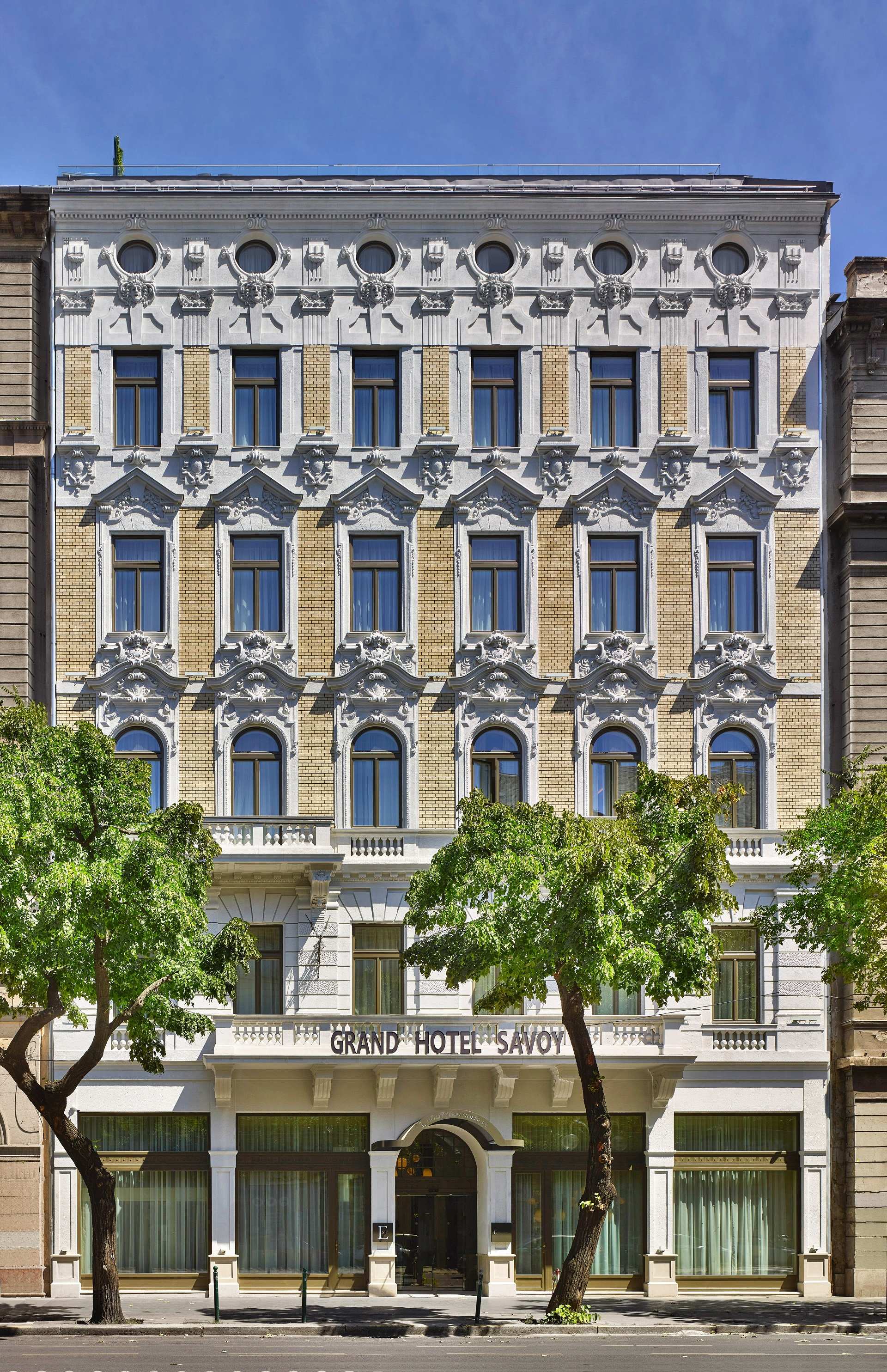 EST Grand Hotel Savoy image 0