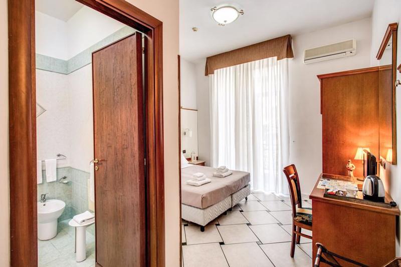 Hotel Garibaldi in Naples - foto 5