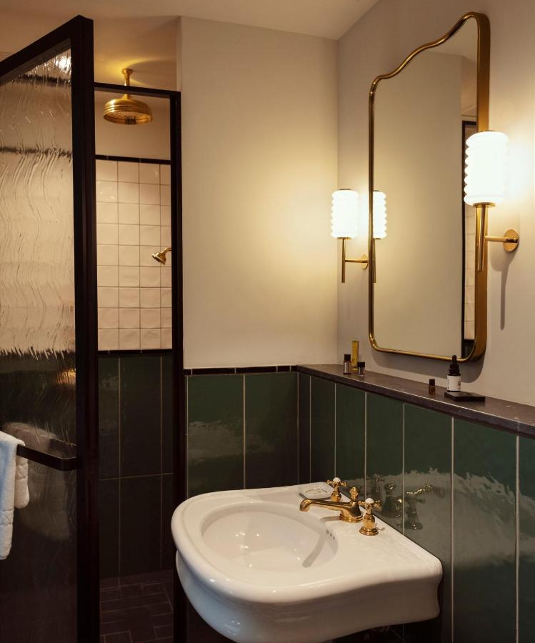 een badkamer met een wastafel en een spiegel bij The Hoxton, Rome in Rome