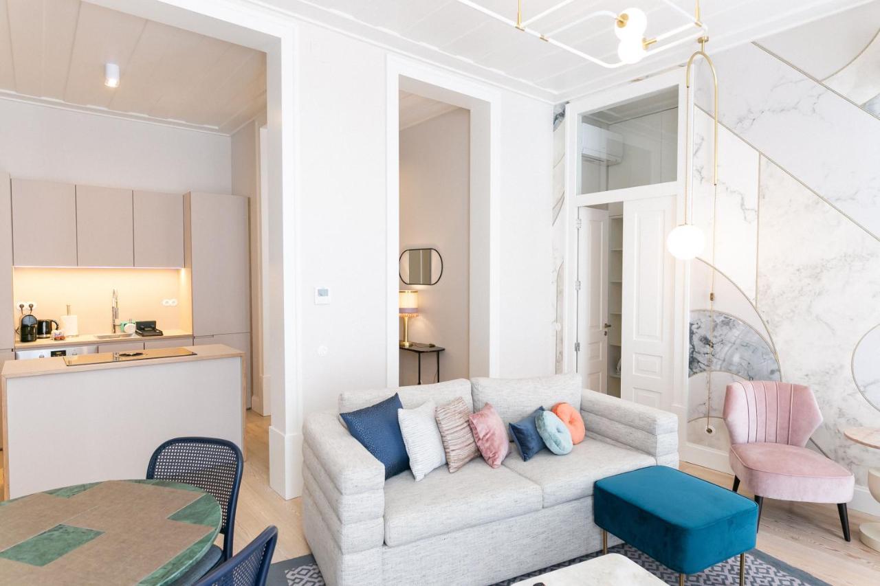 een woonkamer met een bank en een tafel bij The Lift Apartments by RIDAN Hotels in Lissabon