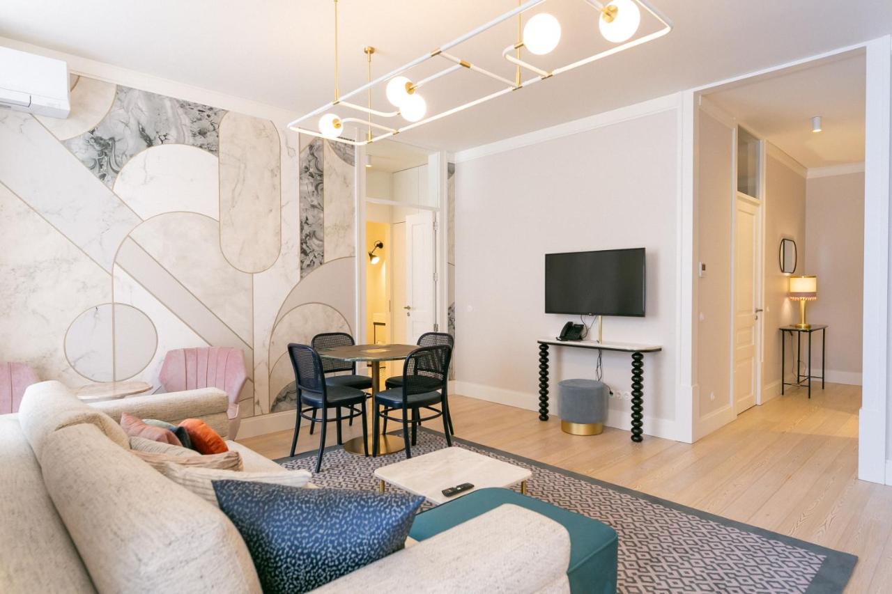 een woonkamer met een bank en een tafel bij The Lift Apartments by RIDAN Hotels in Lissabon