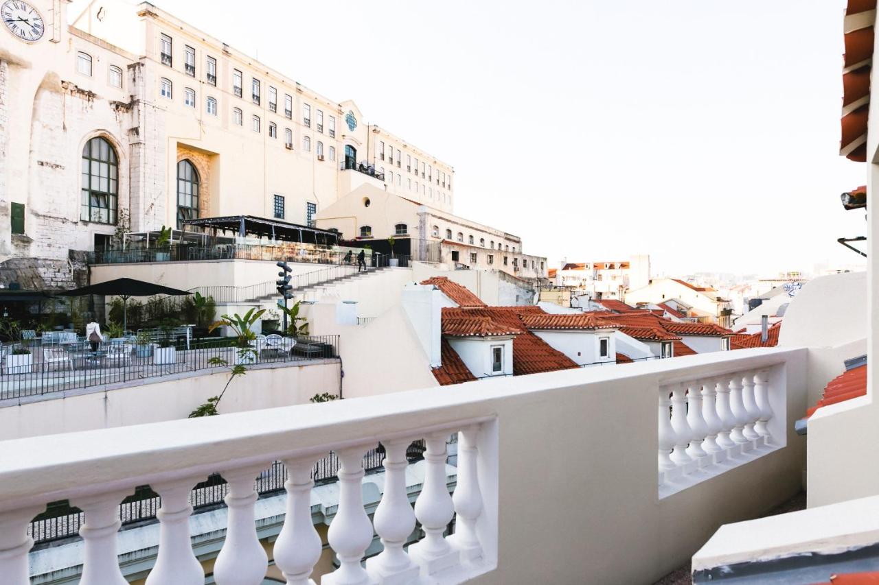 een uitzicht vanaf een balkon op gebouwen bij The Lift Apartments by RIDAN Hotels in Lissabon