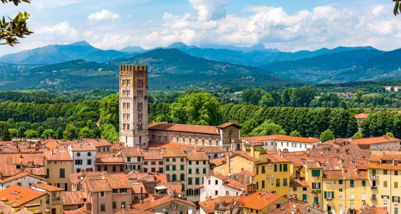een stadsgezicht met bergen op de achtergrond bij Best Western Grand Hotel Guinigi in Lucca