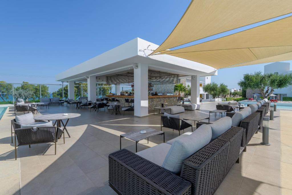 Diamond Deluxe Hotel image 2