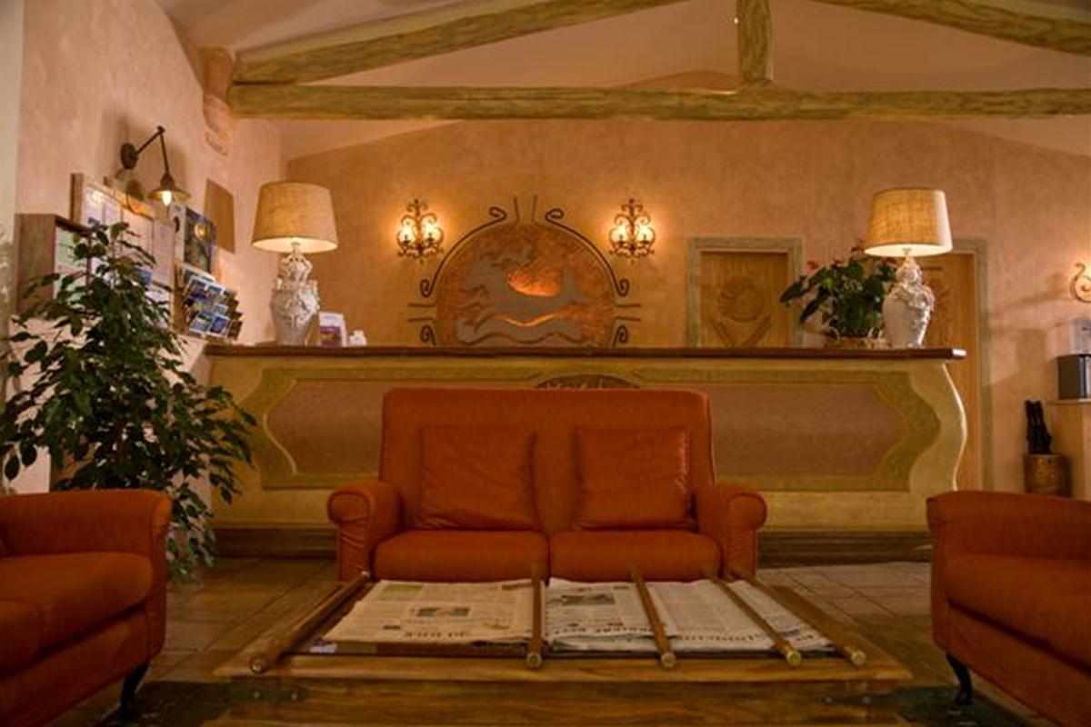 Lobby met receptie — Grand Hotel in Porto Cervo