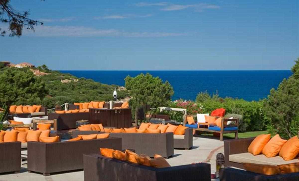 Privéstrand met parasols — Grand Hotel in Porto Cervo