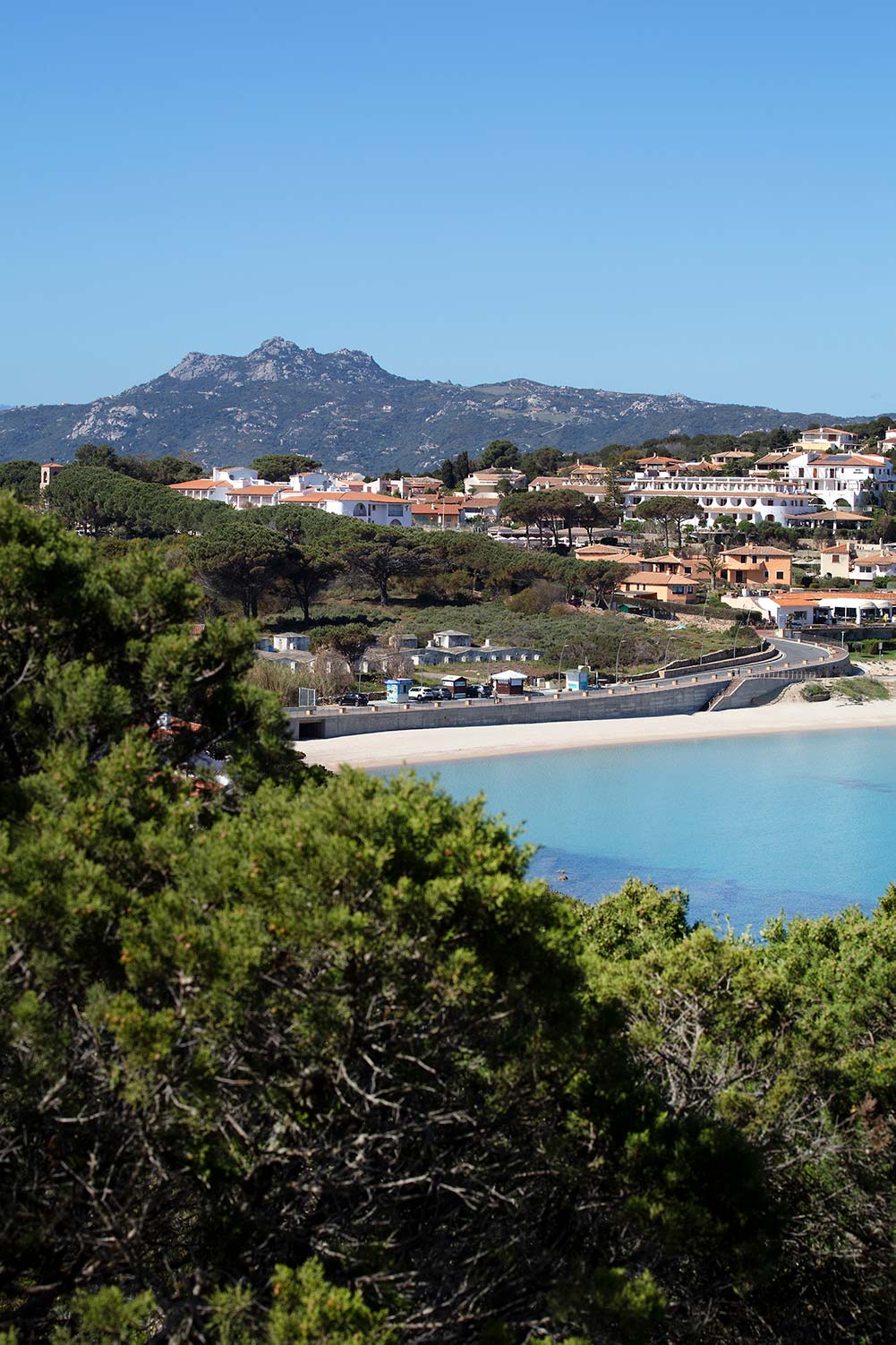 Rotsachtige kustlijn — Grand Hotel in Porto Cervo