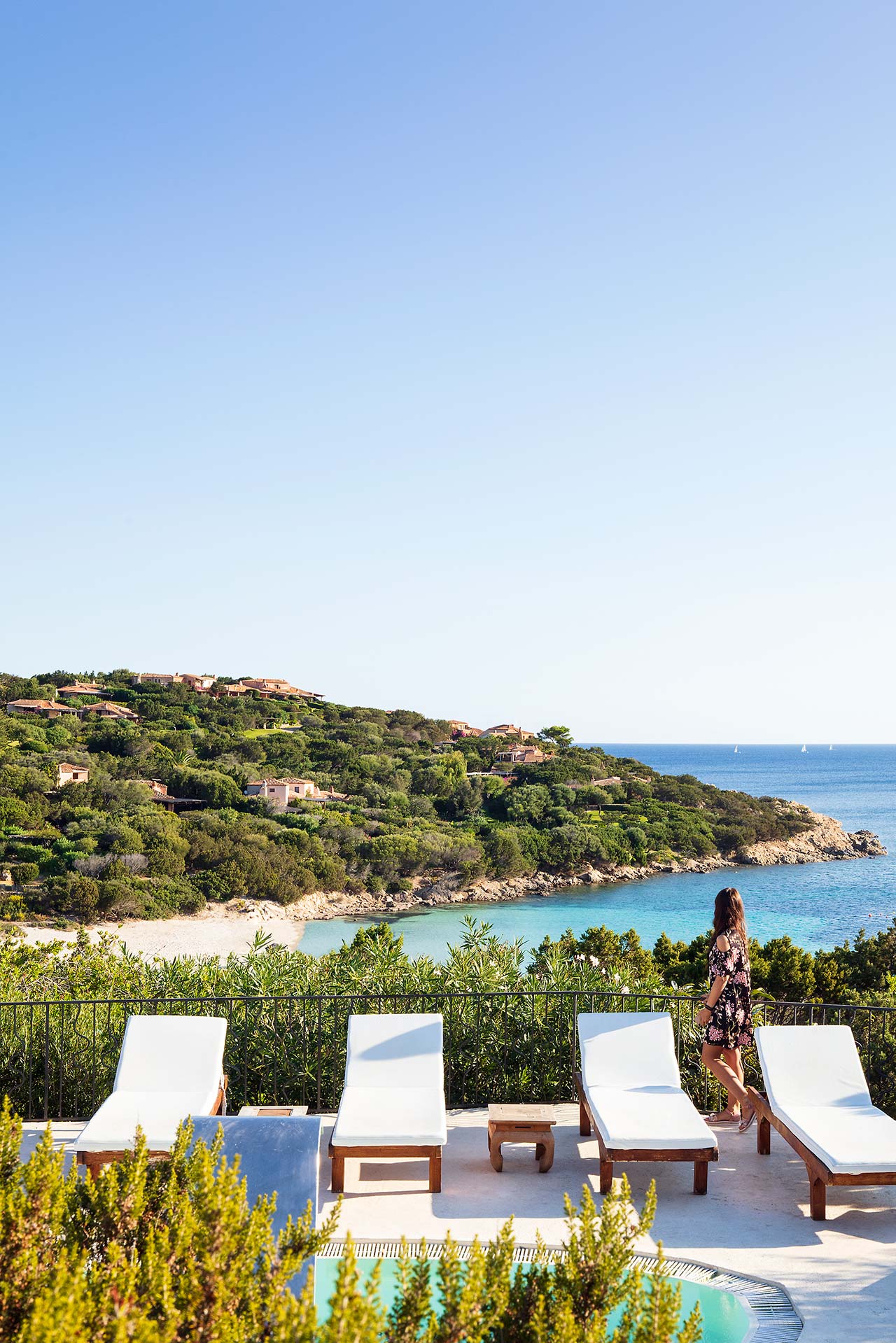 Privéstrand met parasols — Grand Hotel in Porto Cervo