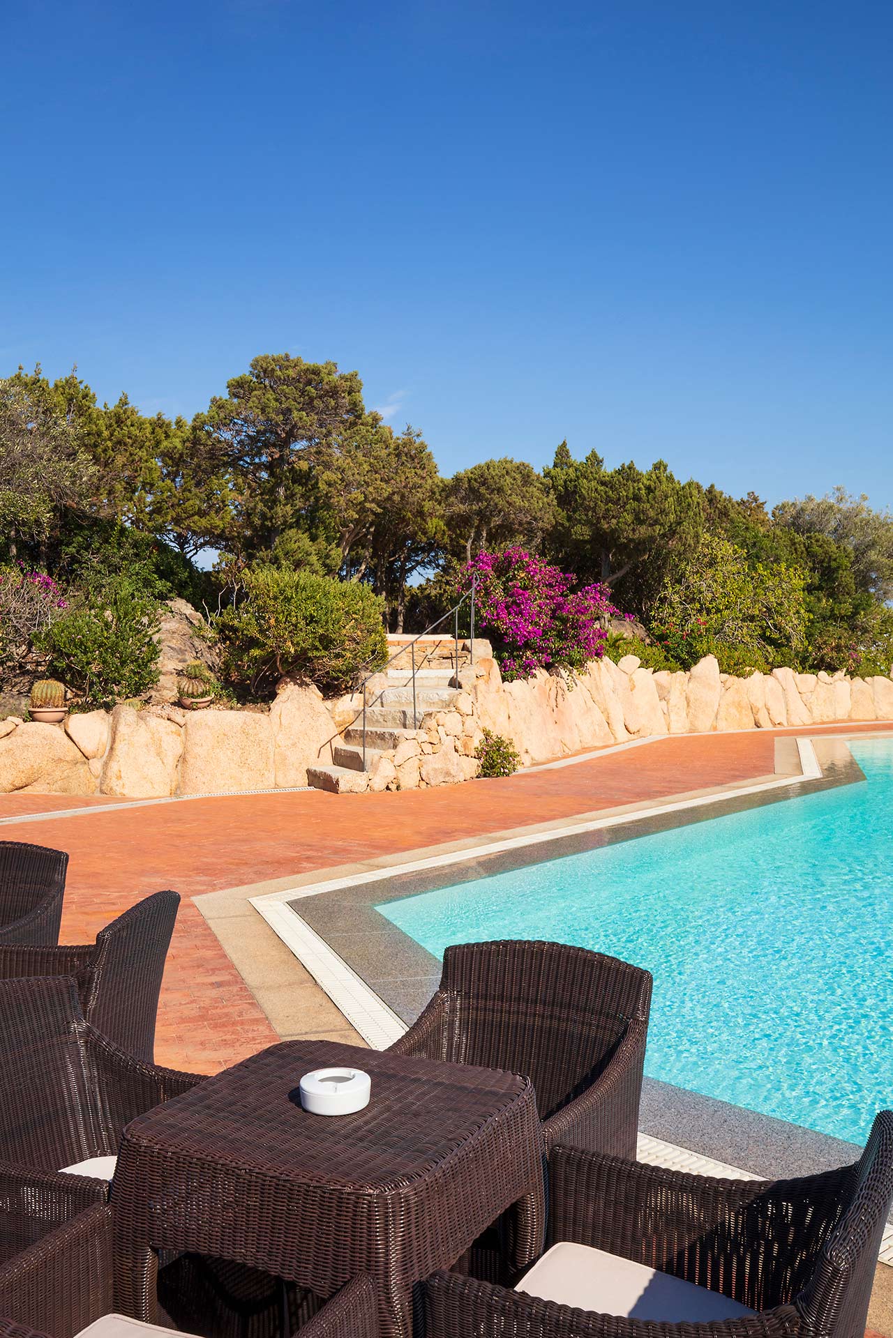 Buitenzwembad met ligbedden — Grand Hotel in Porto Cervo
