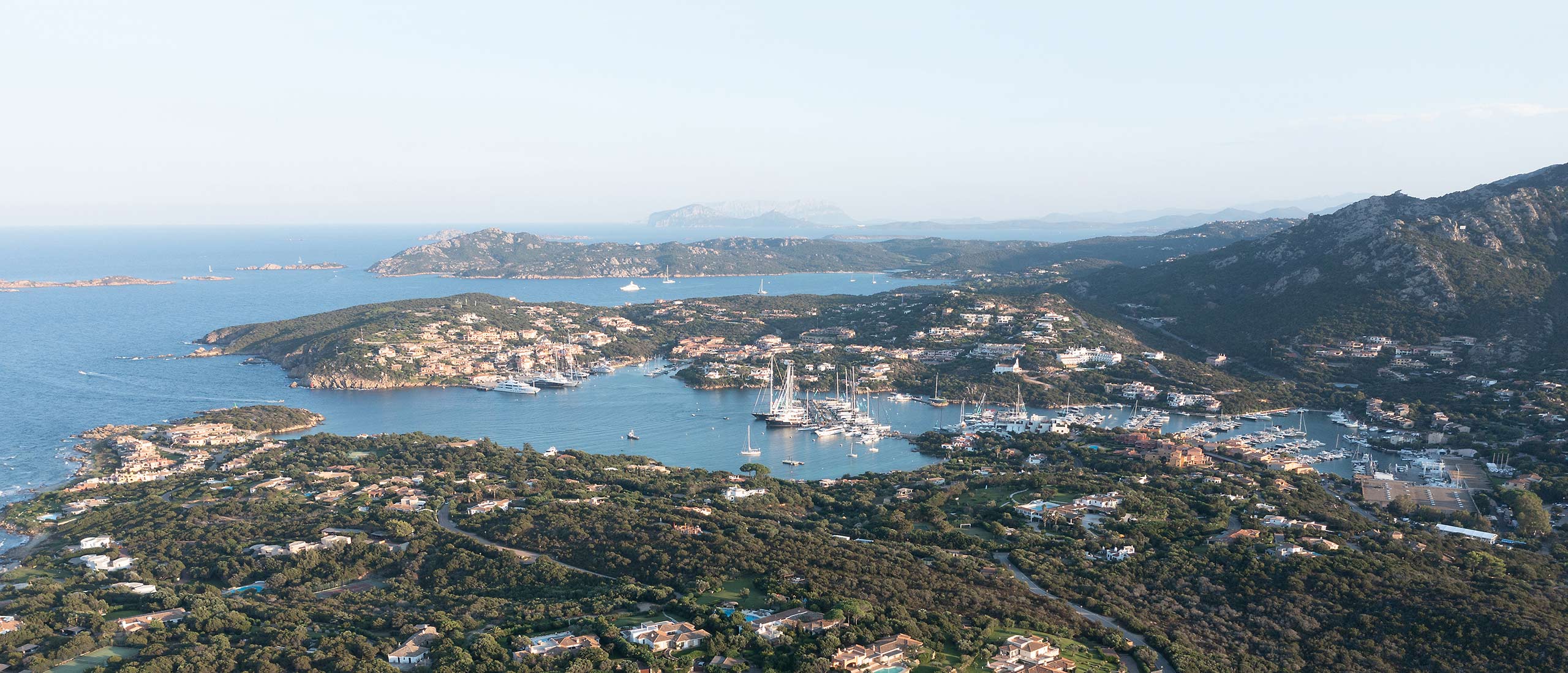 Zeezicht vanaf het balkon — Grand Hotel in Porto Cervo