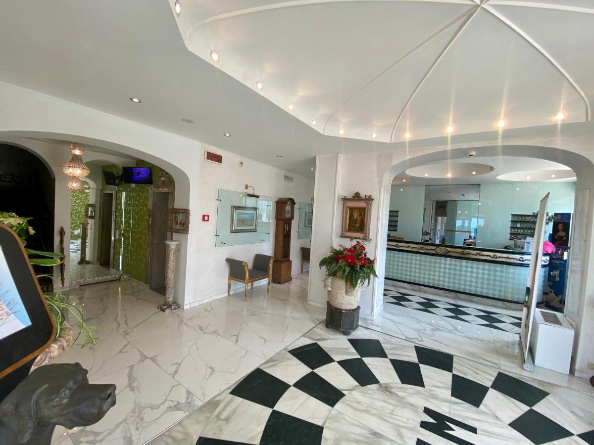 een lobby van een gebouw met een grote lobby sidx sidx sidx bij Grand Hotel Michelacci in Gabicce Mare