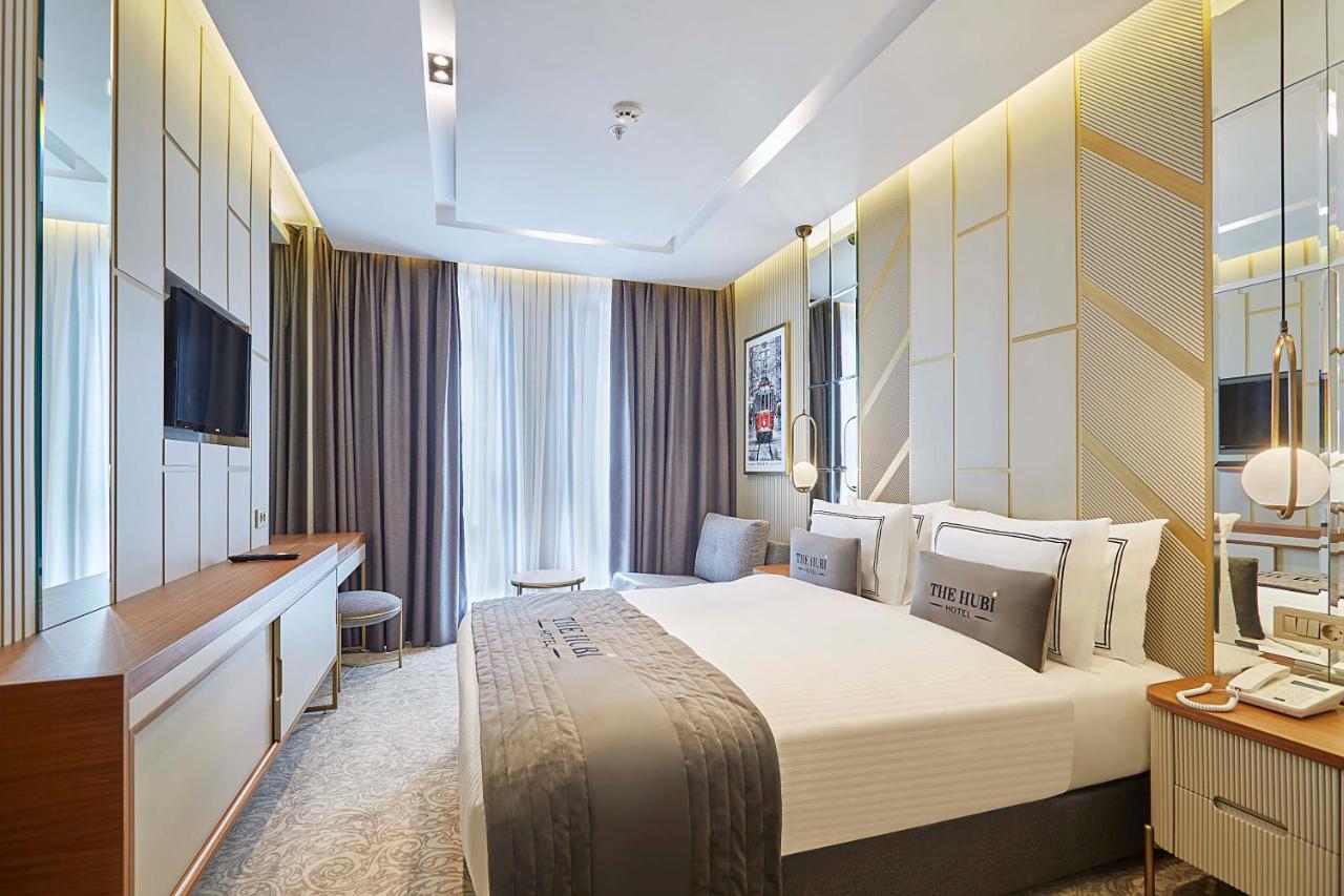 een hotelkamer met een groot bed en een bureau bij The Hubi Hotel in Istanbul +91 foto's