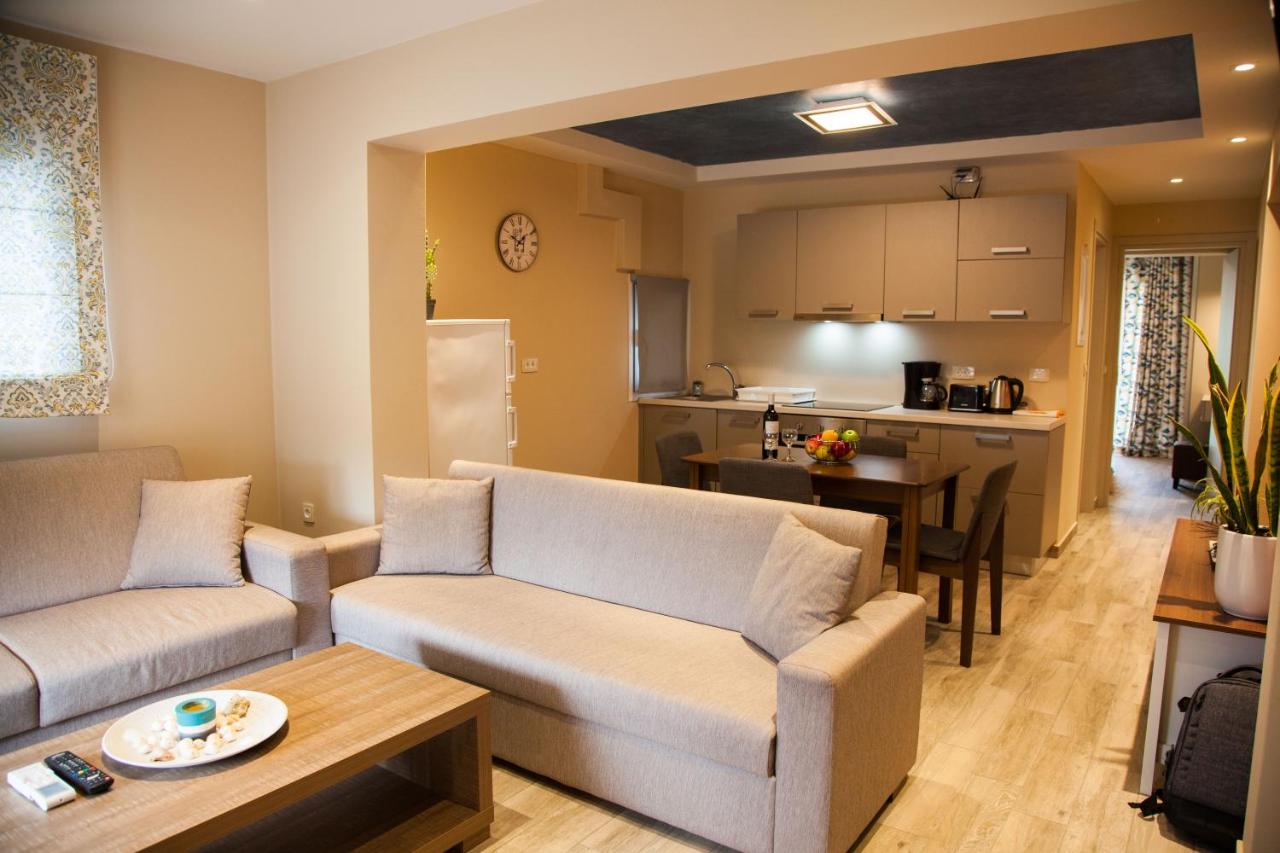een woonkamer met twee banken en een keuken bij Paporas Apartments in Svoronata