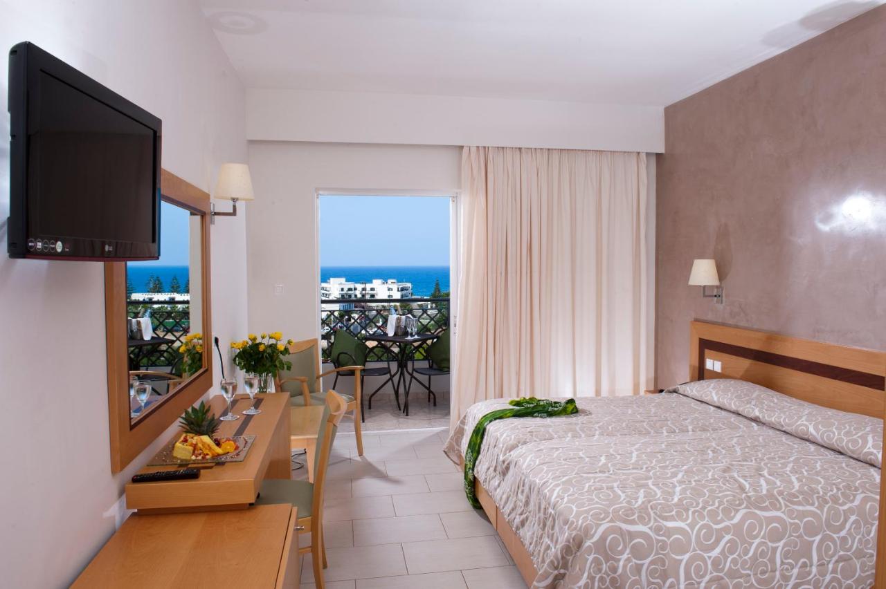Grand Hotel Holiday Resort in Hersonissos - foto 2