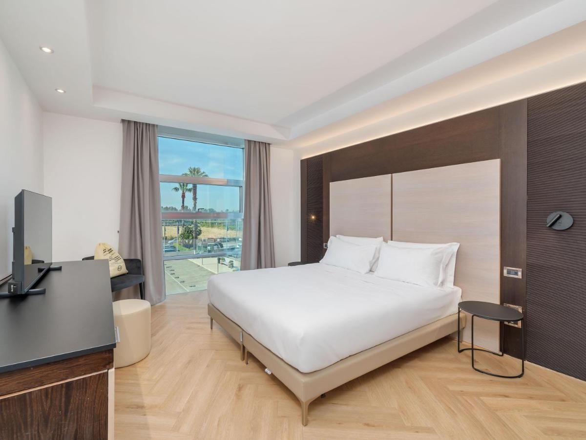 een slaapkamer met een bed, een bureau en een raam bij B&B HOTEL Napoli San Mauro in Casalnuovo di Napoli