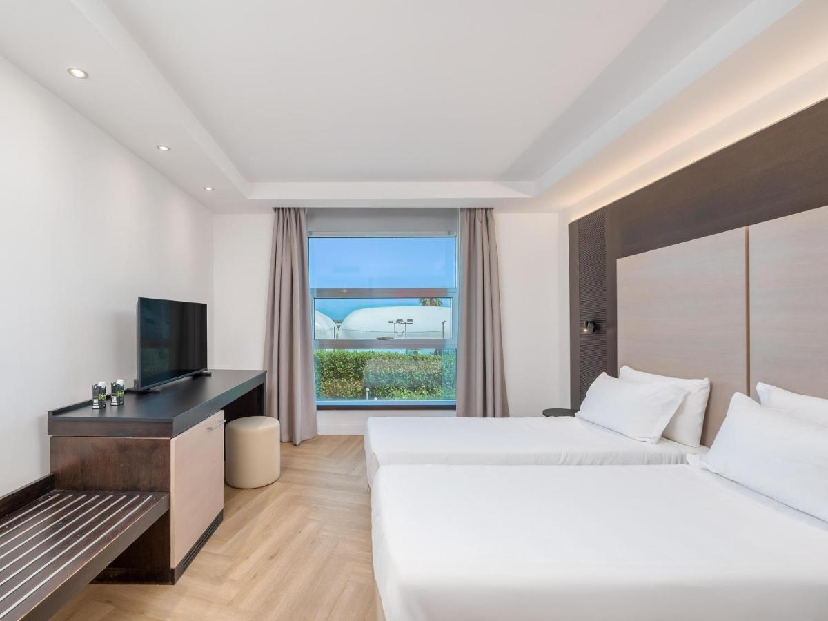 een hotelkamer met twee bedden en een televisie bij B&B HOTEL Napoli San Mauro in Casalnuovo di Napoli