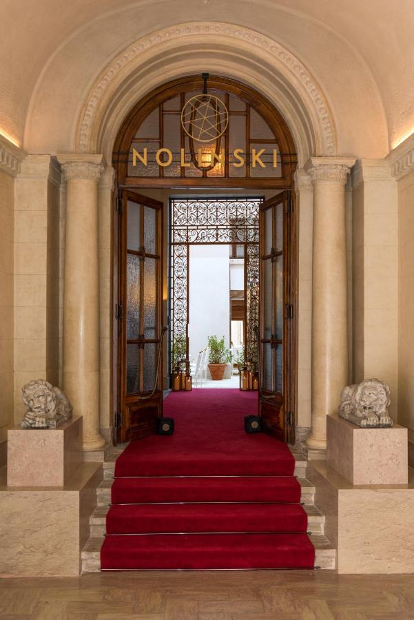 een hotelingang met een rode loper bij Nolinski Venezia - Evok Collection in Venetië