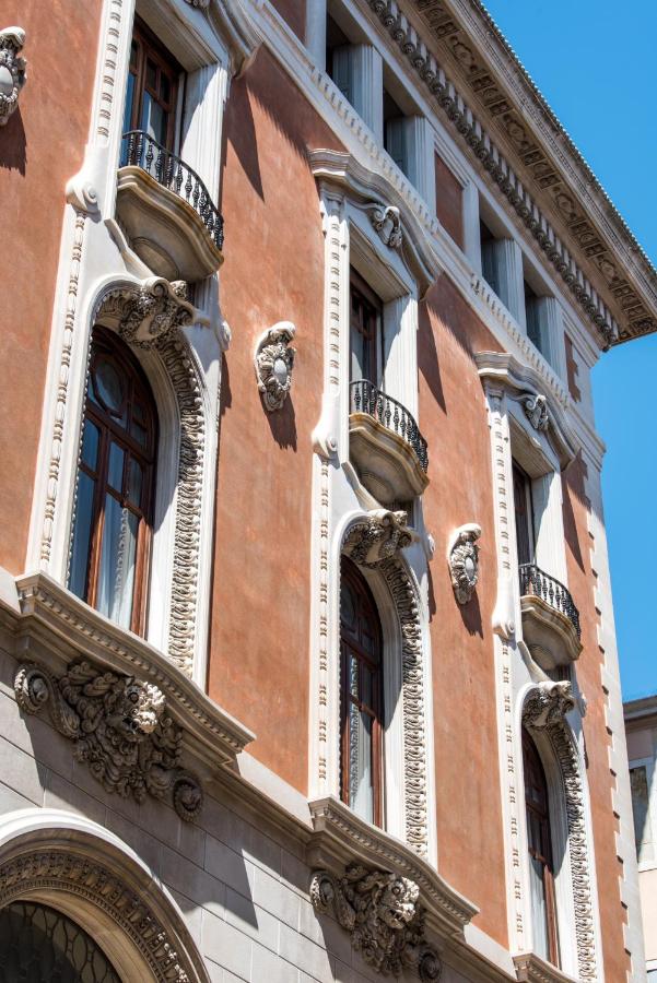 een bakstenen gebouw met ramen en balkons bij Nolinski Venezia - Evok Collection in Venetië