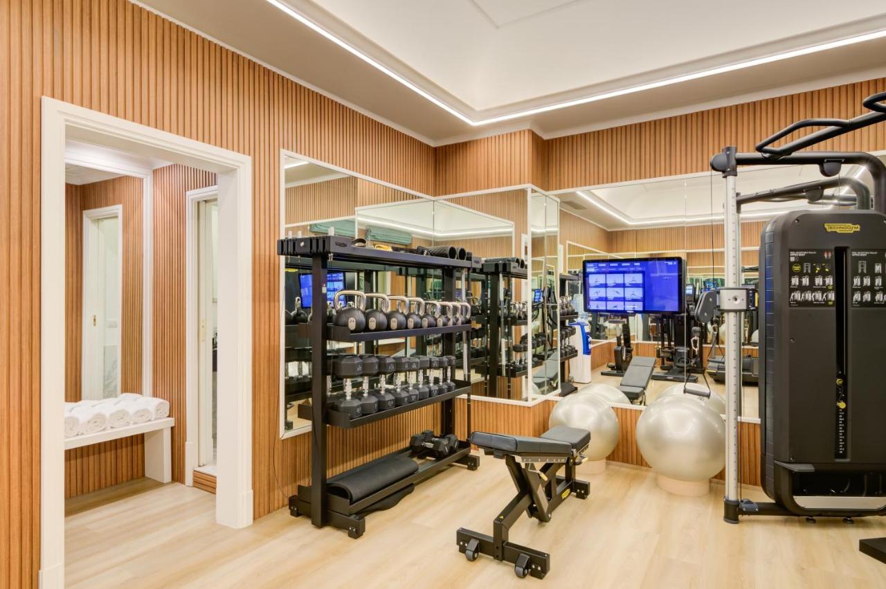 een sportschool met meerdere loopbanden en fitnessapparatuur bij Grand Hotel Santa Lucia in Napels