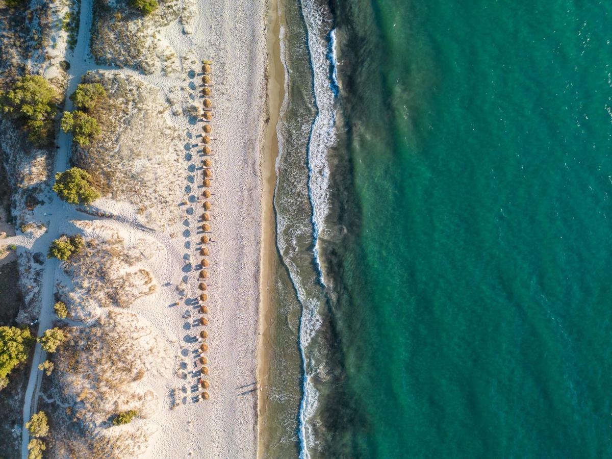 Wit zandstrand met turquoise water — Paralos Kyma Dunes