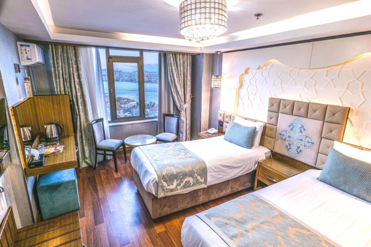 een hotelkamer met twee bedden en een groot raam bij Grand Star Hotel Bosphorus & Spa in Istanbul