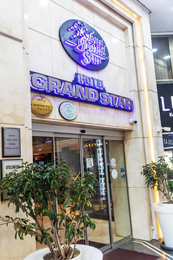 een gebouw met een uithangbord aan de voorkant bij Grand Star Hotel Bosphorus & Spa in Istanbul