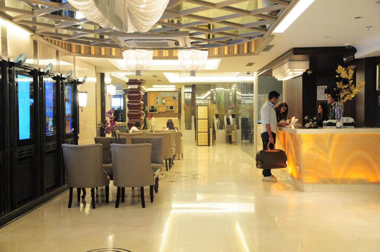 een man met een koffer die in een restaurant staat bij Grand Star Hotel Bosphorus & Spa in Istanbul