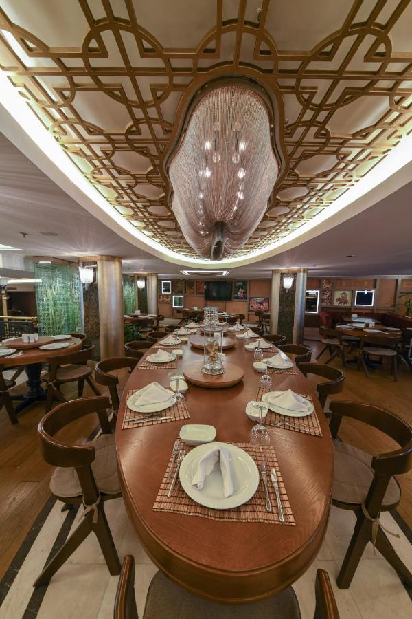een eetkamer met een grote houten tafel en stoelen bij Grand Star Hotel Bosphorus & Spa in Istanbul