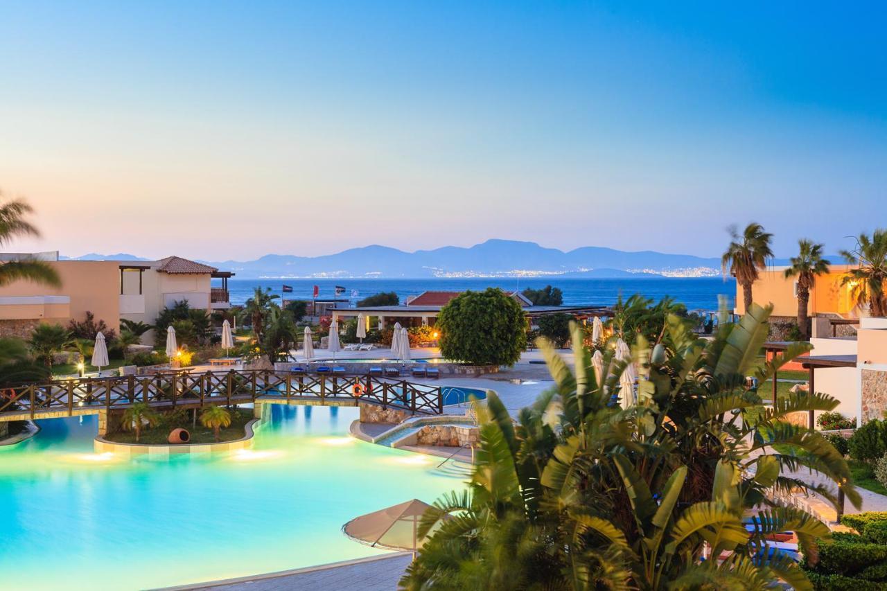 een uitzicht op het zwembad van een resort bij Natura Park Village Hotel & Spa in Psalidi