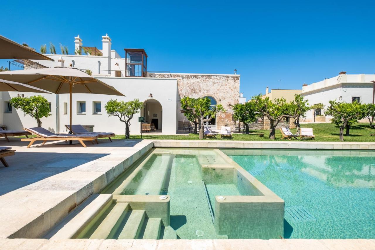 een zwembad bij een villa met een huis bij Nohasi Palace Lifestyle Hotel & SPA in Noha