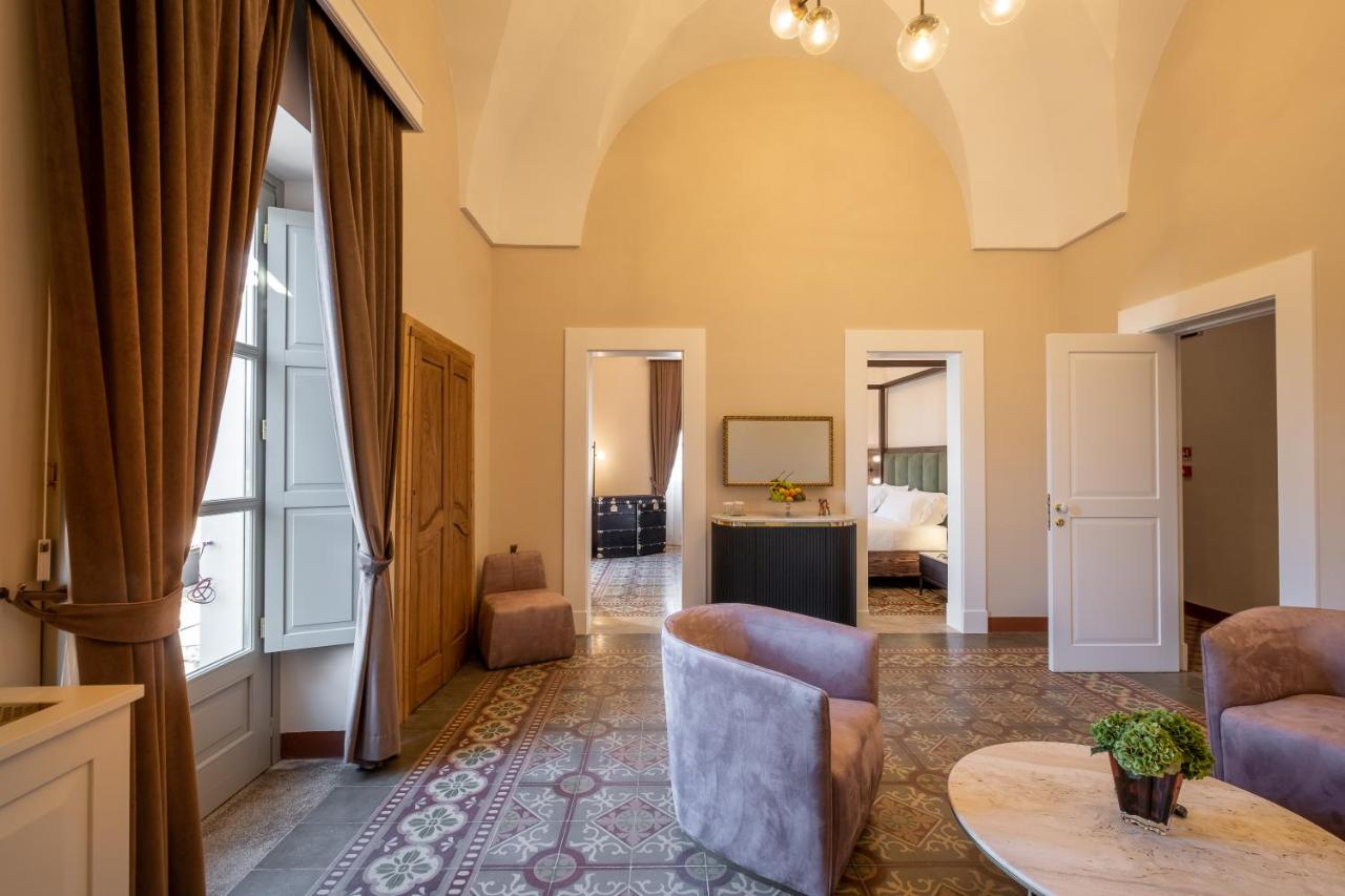 een woonkamer met een bank en een tafel bij Nohasi Palace Lifestyle Hotel & SPA in Noha