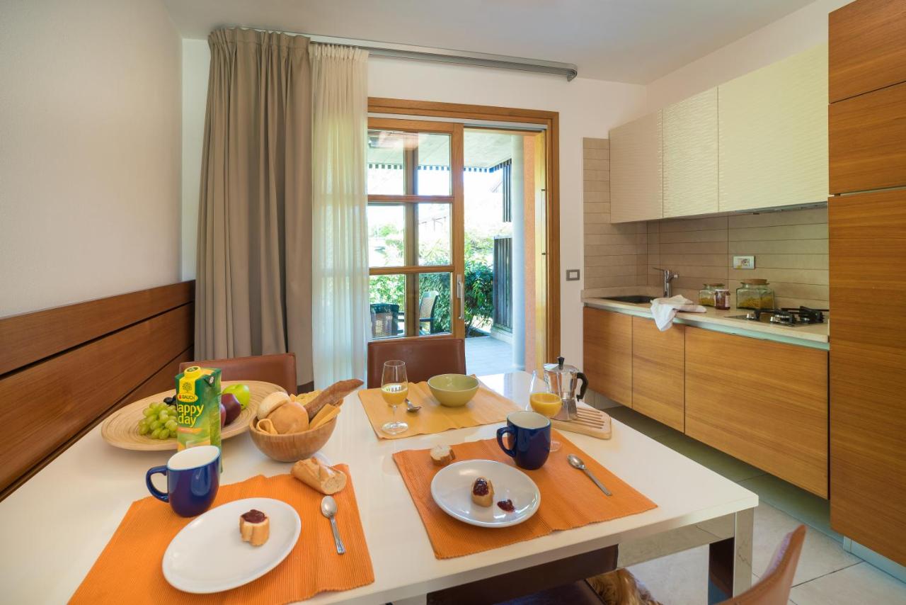 een keuken met een tafel waarop borden met eten staan bij Green Village Eco Resort in Lignano Sabbiadoro
