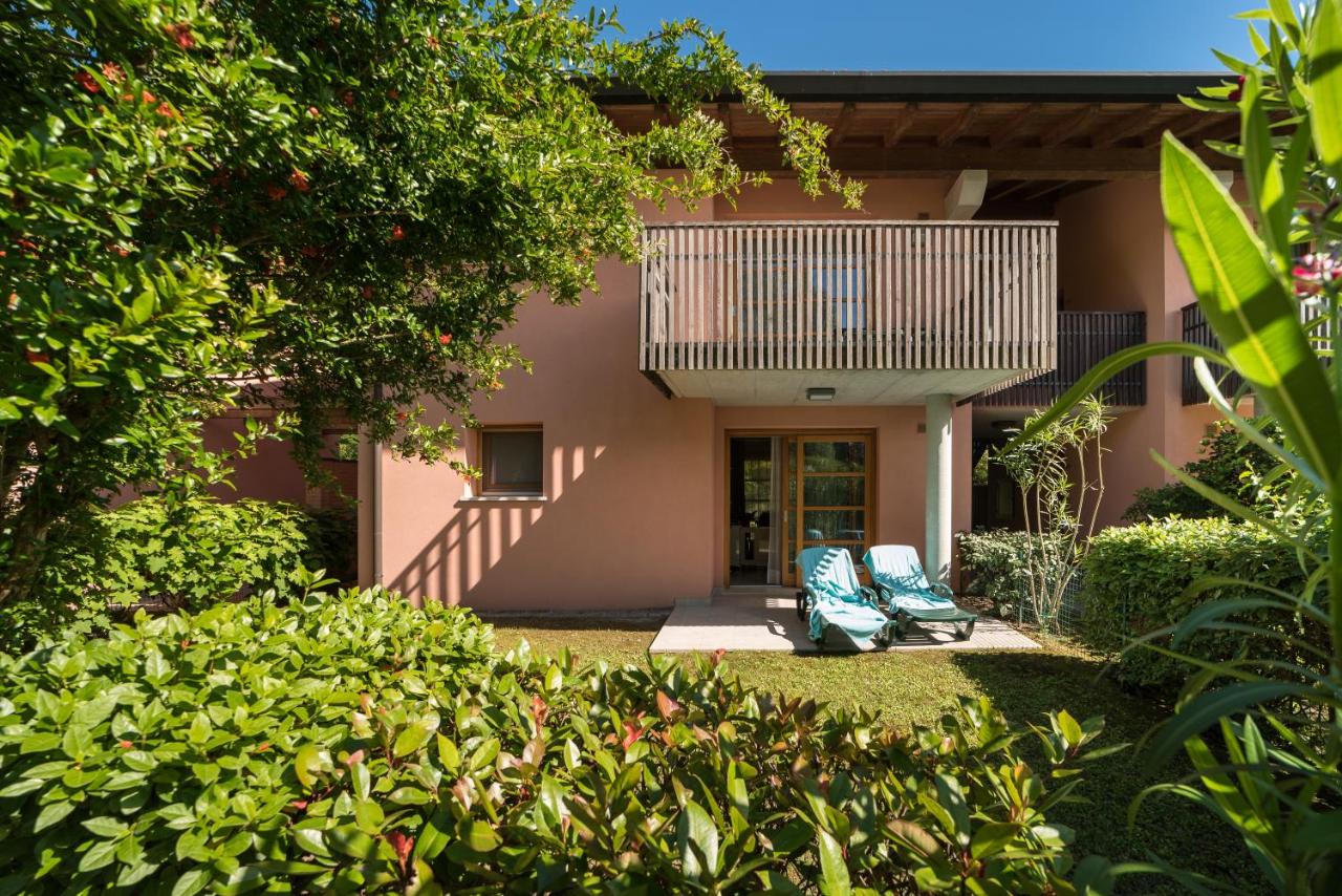 een huis met twee stoelen in de tuin bij Green Village Eco Resort in Lignano Sabbiadoro