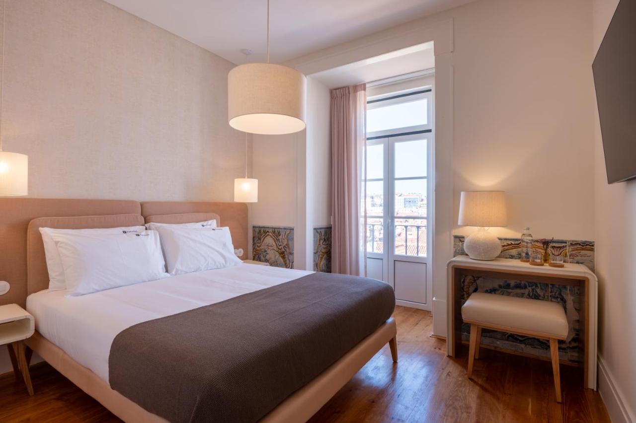 een slaapkamer met een groot bed en een raam bij Memoria Lisboa FLH Hotels in Lissabon