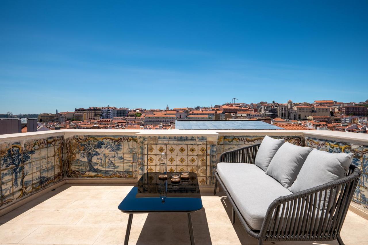 een balkon met een bank en een salontafel bij Memoria Lisboa FLH Hotels in Lissabon